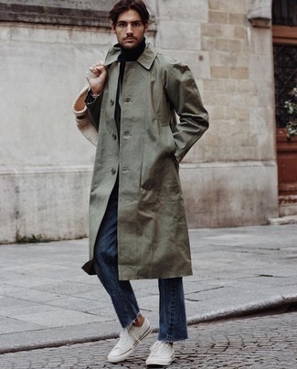 Welche niedrige Sneakers mit olivgrünen Trenchcoats zu tragen – 10 Herren Outfits: Kombinieren Sie einen olivgrünen Trenchcoat mit dunkelblauen Jeans für Ihren Bürojob. Wenn Sie nicht durch und durch formal auftreten möchten, vervollständigen Sie Ihr Outfit mit niedrigen Sneakers.
