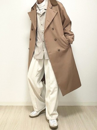 Trenchcoat kombinieren – 500+ Smart-Casual Herren Outfits: Kombinieren Sie einen Trenchcoat mit einer weißen Chinohose, um einen modischen Freizeitlook zu kreieren. Wenn Sie nicht durch und durch formal auftreten möchten, entscheiden Sie sich für weißen Leder niedrige Sneakers.