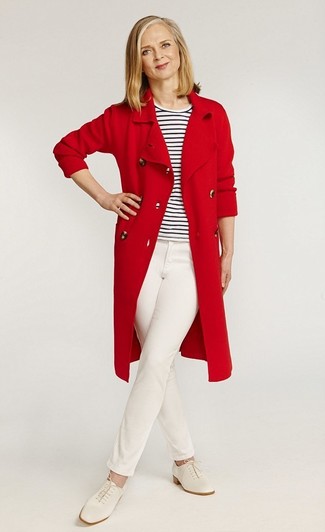 roter Trenchcoat, weißes und schwarzes horizontal gestreiftes T-Shirt mit einem Rundhalsausschnitt, weiße Jeans, hellbeige Leder Oxford Schuhe für Damen