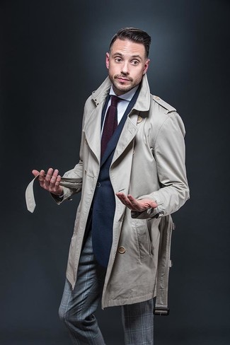 Trenchcoat kombinieren – 313 Elegante Herren Outfits: Erwägen Sie das Tragen von einem Trenchcoat und einer grauen Anzughose mit Schottenmuster für eine klassischen und verfeinerte Silhouette.