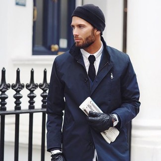Trenchcoat kombinieren – 304 Herren Outfits kühl Wetter: Paaren Sie einen Trenchcoat mit einem dunkelblauen Sakko für einen stilvollen, eleganten Look.