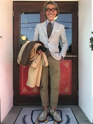 Braunen Schal kombinieren – 341 Herren Outfits: Ein beige Trenchcoat und ein brauner Schal sind eine perfekte Wochenend-Kombination. Fühlen Sie sich mutig? Vervollständigen Sie Ihr Outfit mit grauen Chukka-Stiefeln aus Wildleder.