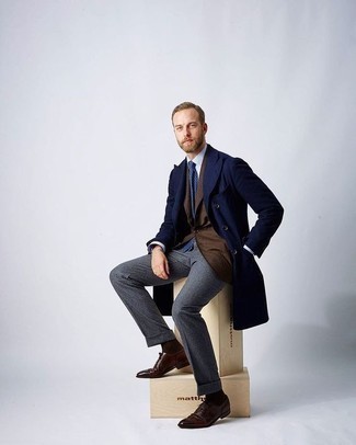 Wie dunkelgraue Anzughose mit brauner Leder Oxford Schuhe zu kombinieren – 130 Herren Outfits: Kombinieren Sie einen dunkelblauen Trenchcoat mit einer dunkelgrauen Anzughose für einen stilvollen, eleganten Look. Vervollständigen Sie Ihr Look mit braunen Leder Oxford Schuhen.