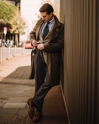 Welche Sakkos mit braunen Trenchcoats zu tragen – 10 Herren Outfits: Kombinieren Sie einen braunen Trenchcoat mit einem Sakko für einen stilvollen, eleganten Look. Braune Wildleder Slipper mit Quasten sind eine ideale Wahl, um dieses Outfit zu vervollständigen.