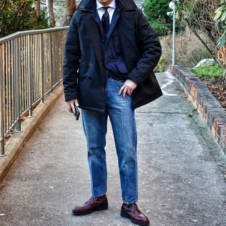 Dunkelblaues Sakko kombinieren – 276 Herren Outfits kühl Wetter: Die Paarung aus einem dunkelblauen Sakko und blauen Jeans ist eine großartige Wahl für einen Tag im Büro. Eine dunkelrote Lederfreizeitstiefel sind eine großartige Wahl, um dieses Outfit zu vervollständigen.