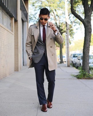 Trenchcoat kombinieren – 500+ Herren Outfits: Vereinigen Sie einen Trenchcoat mit einer dunkelblauen Anzughose für einen stilvollen, eleganten Look. Suchen Sie nach leichtem Schuhwerk? Wählen Sie braunen Leder Slipper für den Tag.