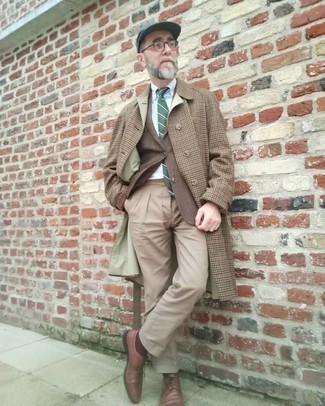 Oxford Schuhe kombinieren – 500+ Herren Outfits: Kombinieren Sie einen braunen Trenchcoat mit Hahnentritt-Muster mit einer beige Chinohose, um einen eleganten, aber nicht zu festlichen Look zu kreieren. Fühlen Sie sich mutig? Komplettieren Sie Ihr Outfit mit Oxford Schuhen.