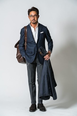 Rotbraunen Leder Rucksack kombinieren – 278 Herren Outfits: Für ein bequemes Couch-Outfit, kombinieren Sie einen dunkelblauen Trenchcoat mit einem rotbraunen Leder Rucksack. Fühlen Sie sich mutig? Komplettieren Sie Ihr Outfit mit schwarzen Doppelmonks aus Leder.