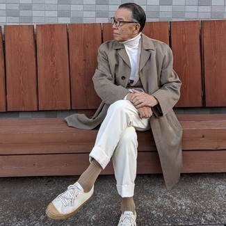 60 Jährige: Sakko mit Hahnentritt-Muster kombinieren – 2 Herren Outfits kühl Wetter: Paaren Sie ein Sakko mit Hahnentritt-Muster mit einer weißen Anzughose für einen stilvollen, eleganten Look. Suchen Sie nach leichtem Schuhwerk? Vervollständigen Sie Ihr Outfit mit weißen Segeltuch niedrigen Sneakers für den Tag.