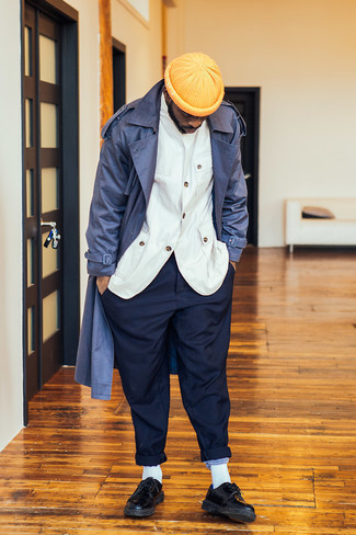 Weißes Sakko kombinieren – 88 Herbst Herren Outfits: Kombinieren Sie ein weißes Sakko mit einer dunkelblauen Chinohose, wenn Sie einen gepflegten und stylischen Look wollen. Fühlen Sie sich mutig? Komplettieren Sie Ihr Outfit mit schwarzen Leder Derby Schuhen. Ein stylischer Übergangs-Look.