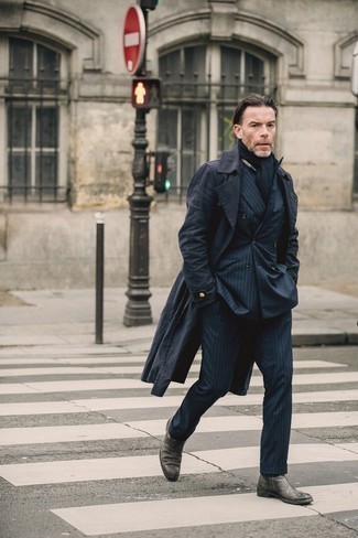 Schwarzen Trenchcoat kombinieren – 99 Herren Outfits: Entscheiden Sie sich für einen schwarzen Trenchcoat und einen dunkelblauen vertikal gestreiften Anzug, um vor Klasse und Perfektion zu strotzen. Wenn Sie nicht durch und durch formal auftreten möchten, wählen Sie dunkelbraunen Chelsea Boots aus Leder.