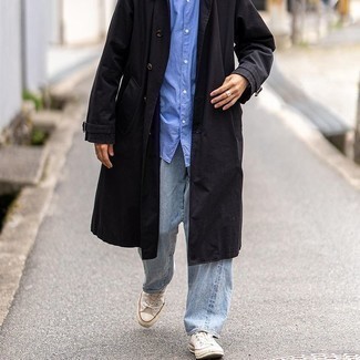 Trenchcoat kombinieren – 500+ Herren Outfits: Erwägen Sie das Tragen von einem Trenchcoat und hellblauen Jeans für Ihren Bürojob. Hellbeige Segeltuch niedrige Sneakers liefern einen wunderschönen Kontrast zu dem Rest des Looks.
