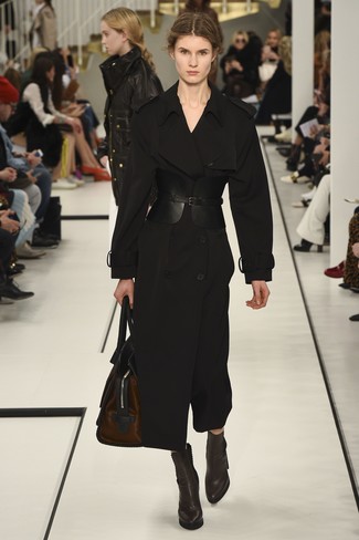 schwarzer Trenchcoat, dunkelbraune Leder Stiefeletten, dunkelbraune Leder Reisetasche, schwarzer Leder Taillengürtel für Damen