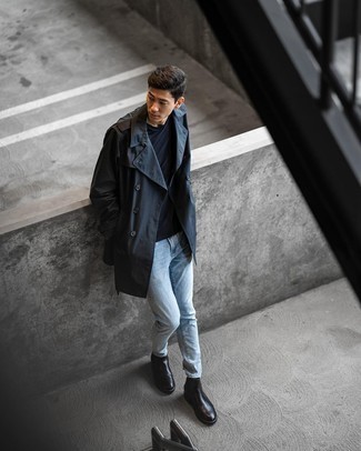 Schwarzen Trenchcoat kombinieren – 99 Herren Outfits: Vereinigen Sie einen schwarzen Trenchcoat mit hellblauen Jeans, wenn Sie einen gepflegten und stylischen Look wollen. Fügen Sie schwarzen Chelsea Boots aus Leder für ein unmittelbares Style-Upgrade zu Ihrem Look hinzu.