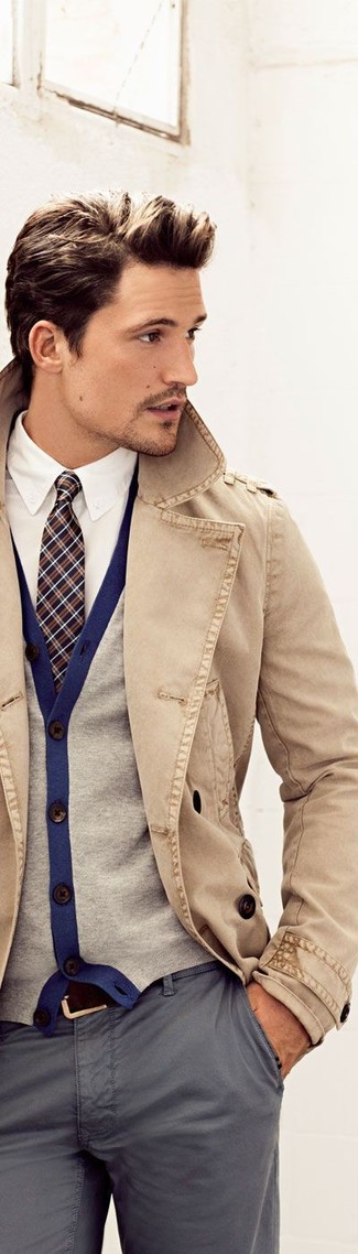 Braune Krawatte mit Schottenmuster kombinieren – 34 Herren Outfits warm Wetter: Tragen Sie einen beige Trenchcoat und eine braune Krawatte mit Schottenmuster für einen stilvollen, eleganten Look.