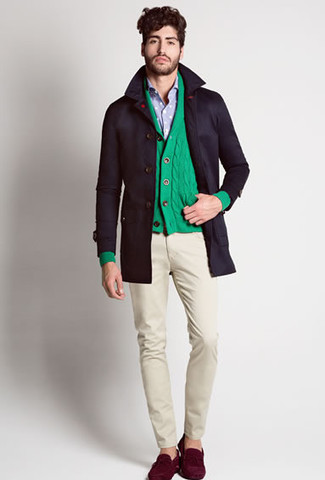 schwarzer Trenchcoat, grüne Strickjacke mit einem Schalkragen, hellblaues Langarmhemd, hellbeige Chinohose für Herren