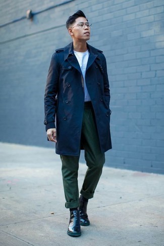 20 Jährige: Dunkeltürkise Hose kombinieren – 238 Smart-Casual Herren Outfits: Entscheiden Sie sich für einen dunkelblauen Trenchcoat und eine dunkeltürkise Hose, wenn Sie einen gepflegten und stylischen Look wollen. Putzen Sie Ihr Outfit mit schwarzen Chelsea Boots aus Leder.
