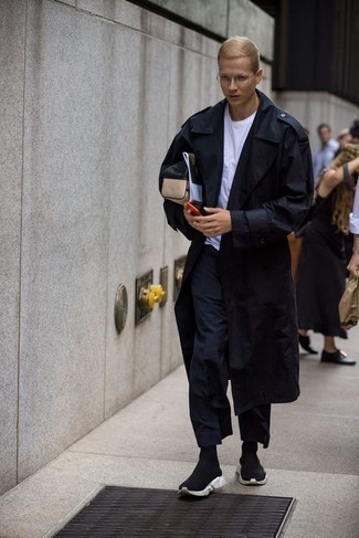 Hellbeige Segeltuch Clutch Handtasche kombinieren – 30 Herren Outfits: Tragen Sie einen schwarzen Trenchcoat und eine hellbeige Segeltuch Clutch Handtasche für einen entspannten Wochenend-Look. Wählen Sie die legere Option mit schwarzen und weißen Sportschuhen.