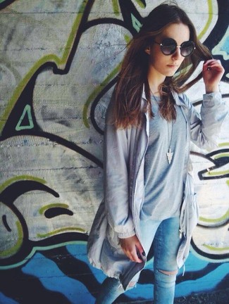 Grauen Trenchcoat kombinieren – 33 Damen Outfits: Wenn Sie ein entspanntes Outfit schaffen müssen, entscheiden Sie sich für einen grauen Trenchcoat und hellblauen enge Jeans mit Destroyed-Effekten.