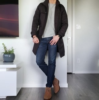Braunen Trenchcoat kombinieren – 115 Herren Outfits: Entscheiden Sie sich für einen braunen Trenchcoat und dunkelblauen Jeans, wenn Sie einen gepflegten und stylischen Look wollen. Fühlen Sie sich ideenreich? Entscheiden Sie sich für braunen Chukka-Stiefel aus Wildleder.