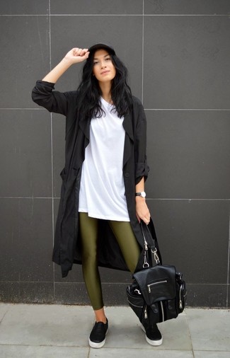 schwarzer Trenchcoat, weißes T-Shirt mit einem Rundhalsausschnitt, olivgrüne Leggings, schwarze Slip-On Sneakers aus Leder für Damen