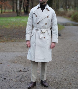 Weißen Trenchcoat kombinieren – 20 Herren Outfits: Kombinieren Sie einen weißen Trenchcoat mit einer hellbeige Anzughose für einen stilvollen, eleganten Look. Wenn Sie nicht durch und durch formal auftreten möchten, komplettieren Sie Ihr Outfit mit dunkelbraunen Leder Derby Schuhen.