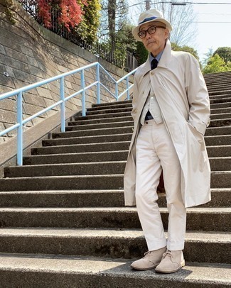 60 Jährige: Beige Chukka-Stiefel kombinieren – 24 Herren Outfits: Kombinieren Sie einen hellbeige Trenchcoat mit einer weißen Anzughose für einen stilvollen, eleganten Look. Fühlen Sie sich ideenreich? Vervollständigen Sie Ihr Outfit mit beige Chukka-Stiefeln.