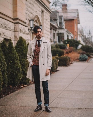 Braune Weste mit Vichy-Muster kombinieren – 25 Herren Outfits: Entscheiden Sie sich für eine braune Weste mit Vichy-Muster und schwarzen Jeans, um einen eleganten, aber nicht zu festlichen Look zu kreieren. Fühlen Sie sich ideenreich? Vervollständigen Sie Ihr Outfit mit dunkelbraunen Leder Slippern.