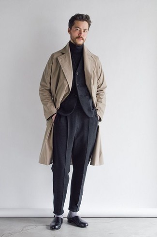 Dunkelgraue Weste kombinieren – 427 Herren Outfits: Kombinieren Sie eine dunkelgraue Weste mit einer dunkelgrauen Wollchinohose für einen stilvollen, eleganten Look. Ergänzen Sie Ihr Look mit schwarzen Leder Slippern.