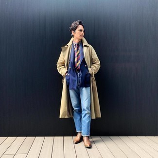 Trenchcoat kombinieren – 181 Smart-Casual Herren Outfits kühl Wetter: Kombinieren Sie einen Trenchcoat mit hellblauen Jeans, um einen eleganten, aber nicht zu festlichen Look zu kreieren. Fühlen Sie sich ideenreich? Vervollständigen Sie Ihr Outfit mit braunen Chelsea Boots aus Leder.