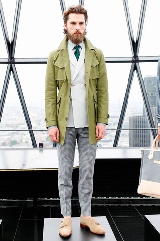 Olivgrünen Trenchcoat kombinieren – 99 Herren Outfits: Kombinieren Sie einen olivgrünen Trenchcoat mit einer grauen Anzughose mit Vichy-Muster, um vor Klasse und Perfektion zu strotzen. Hellbeige Doppelmonks aus Wildleder sind eine großartige Wahl, um dieses Outfit zu vervollständigen.