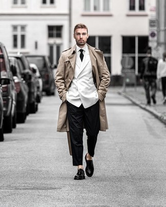 Trenchcoat kombinieren – 313 Elegante Herren Outfits: Vereinigen Sie einen Trenchcoat mit einer schwarzen Anzughose für eine klassischen und verfeinerte Silhouette. Schwarze Leder Derby Schuhe leihen Originalität zu einem klassischen Look.