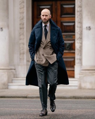 Blauen Trenchcoat kombinieren – 204 Herren Outfits: Paaren Sie einen blauen Trenchcoat mit einer dunkelgrauen Anzughose für einen stilvollen, eleganten Look. Dunkelbraune Leder Oxford Schuhe sind eine perfekte Wahl, um dieses Outfit zu vervollständigen.