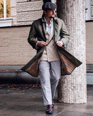 Olivgrünen Trenchcoat kombinieren – 99 Herren Outfits: Erwägen Sie das Tragen von einem olivgrünen Trenchcoat und einer grauen Anzughose für einen stilvollen, eleganten Look. Suchen Sie nach leichtem Schuhwerk? Entscheiden Sie sich für dunkelbraunen Doppelmonks aus Leder für den Tag.
