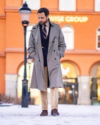 Beige Anzughose aus Cord kombinieren – 37 Herren Outfits: Kombinieren Sie einen grauen Trenchcoat mit einer beige Anzughose aus Cord für einen stilvollen, eleganten Look. Suchen Sie nach leichtem Schuhwerk? Wählen Sie eine dunkelbraune Wildlederfreizeitstiefel für den Tag.
