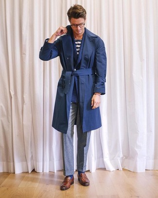 Blaues Wollzweireiher-sakko kombinieren – 56 Herren Outfits: Etwas Einfaches wie die Wahl von einem blauen Wollzweireiher-sakko und einer grauen Wollanzughose kann Sie von der Menge abheben. Fühlen Sie sich ideenreich? Ergänzen Sie Ihr Outfit mit braunen Leder Slippern.