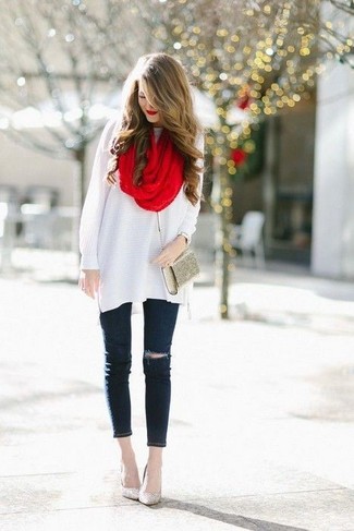 Roten Schal kombinieren – 176 Damen Outfits: Eine weiße Wolltunika und ein roter Schal sind die Fashion-Vorlieben der modernen Frau. Goldene Pailletten Pumps fügen sich nahtlos in einer Vielzahl von Outfits ein.