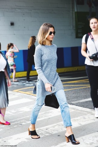 Hellblaue Jeans mit Destroyed-Effekten kombinieren – 439 Damen Outfits: Wenn Sie auf der Suche nach dem perfekten lockeren Stil sind, probieren Sie diese Kombi aus einer grauen Strick Tunika und hellblauen Jeans mit Destroyed-Effekten. Schwarze Leder Sandaletten sind eine gute Wahl, um dieses Outfit zu vervollständigen.