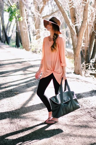 Reisetasche kombinieren – 137 Damen Outfits: Entscheiden Sie sich für einen stilvollen super entspannten City-Look in einer rosa Chiffontunika und einer Reisetasche. Suchen Sie nach leichtem Schuhwerk? Komplettieren Sie Ihr Outfit mit schwarzen Leder Zehentrennern für den Tag.