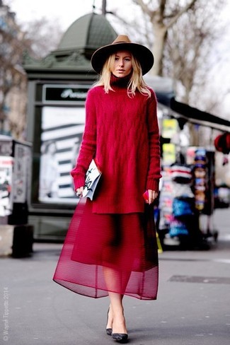 Tunika kombinieren – 152 Damen Outfits: Wenn Sie einen stilsicheren Alltags-Look kreieren müssen, bleiben eine Tunika und ein roter Chiffon Maxirock ein Klassiker. Schwarze Leder Pumps sind eine kluge Wahl, um dieses Outfit zu vervollständigen.
