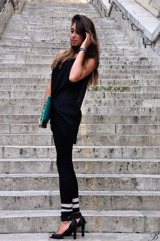 Schwarze enge Hose kombinieren – 371 Herbst Damen Outfits: Entscheiden Sie sich für eine schwarze Tunika aus Netzstoff und eine schwarze enge Hose, um einen modischen Alltags-Look zu erzeugen. Schwarze Leder Sandaletten sind eine gute Wahl, um dieses Outfit zu vervollständigen. Ein insgesamt sehr tolles Übergangs-Outfit.