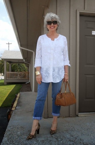 50 Jährige: Weiße Tunika kombinieren – 3 Smart-Casual Damen Outfits: Möchten Sie ein schönes Freizeit-Outfit kreieren, ist die Paarung aus einer weißen Tunika und blauen Jeans Ihre Wahl. Braune Wildleder Pumps mit Leopardenmuster sind eine großartige Wahl, um dieses Outfit zu vervollständigen.