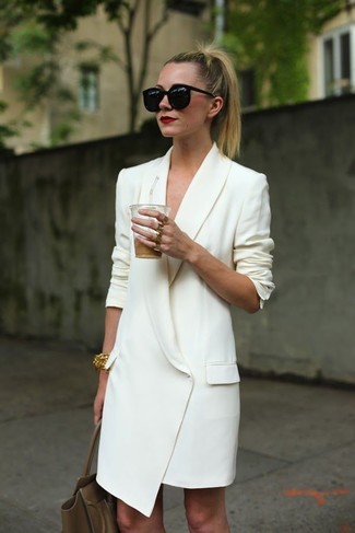 Weißes Tuxedokleid kombinieren – 20 Damen Outfits: Wahlen Sie ein weißes Tuxedokleid, um wahrhaft anspruchsvoll auszusehen.