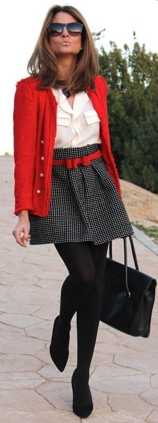 Schwarzen und weißen Skaterrock kombinieren – 144 Damen Outfits warm Wetter: Eine rote Tweed-Jacke und ein schwarzer und weißer Skaterrock sind wunderbar geeignet, um einen wunderbaren, lässigen Look zu schaffen. Komplettieren Sie Ihr Outfit mit schwarzen Wildleder Pumps.