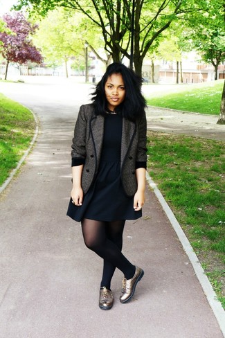 dunkelgraue Tweed-Jacke, schwarzes Skaterkleid, goldene Leder Oxford Schuhe, schwarze Strumpfhose für Damen