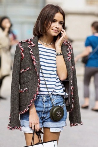Graue Tweed-Jacke kombinieren – 36 Damen Outfits: Möchten Sie einen modernen Alltags-Look erreichen, ist die Kombi aus einer grauen Tweed-Jacke und blauen Jeansshorts Ihre Wahl.