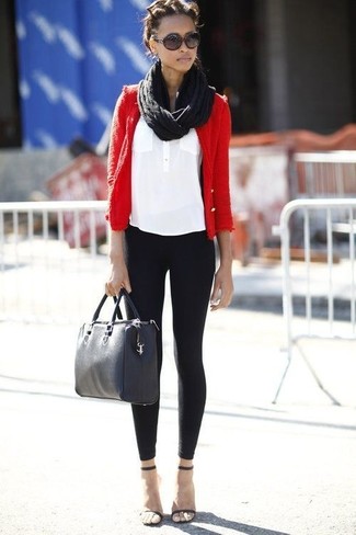 Schwarze Leder Sandaletten kombinieren – 500+ Damen Outfits: Sie möchten den schicken Casual-Look perfektionieren? Probieren Sie die Kombi aus einer roten Tweed-Jacke und schwarzen Leggings. Dieses Outfit passt hervorragend zusammen mit schwarzen Leder Sandaletten.