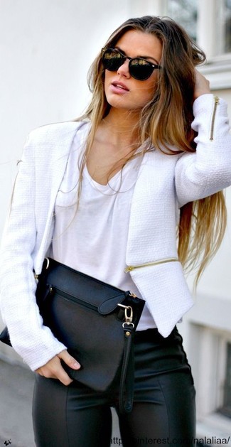 Schwarze Clutch kombinieren – 37 Lässige Damen Outfits: Eine weiße Tweed-Jacke und eine schwarze Clutch sind absolut Casual-Basics und können mit einer Vielzahl von Stücken kombiniert werden, um ein lockeres Outfit zu kreieren.