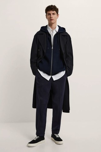 dunkelblauer Pullover mit einem Kapuze von Alexander McQueen