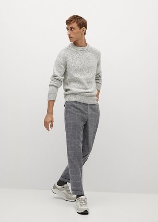 grauer Pullover mit einem Rundhalsausschnitt von Solid Homme